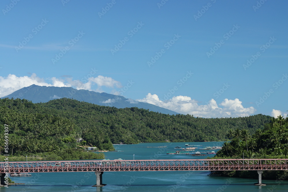Die Sula Brücke verbindet das Festland Albay mit der Insel Cagraray, Philippinen