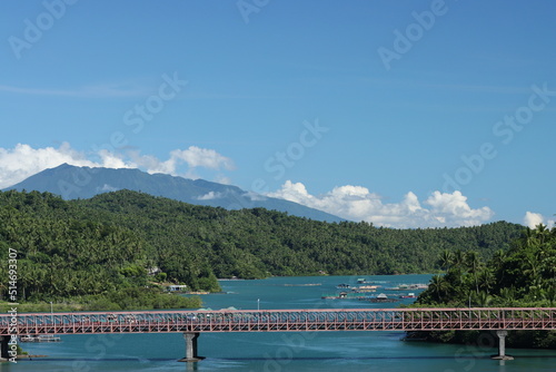 Obraz na płótnie Die Sula Brücke verbindet das Festland Albay mit der Insel Cagraray, Philippinen w salonie
