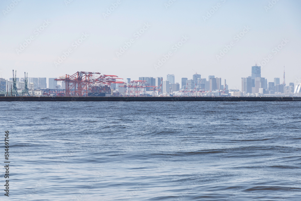 城南島から見た東京湾岸のビル群