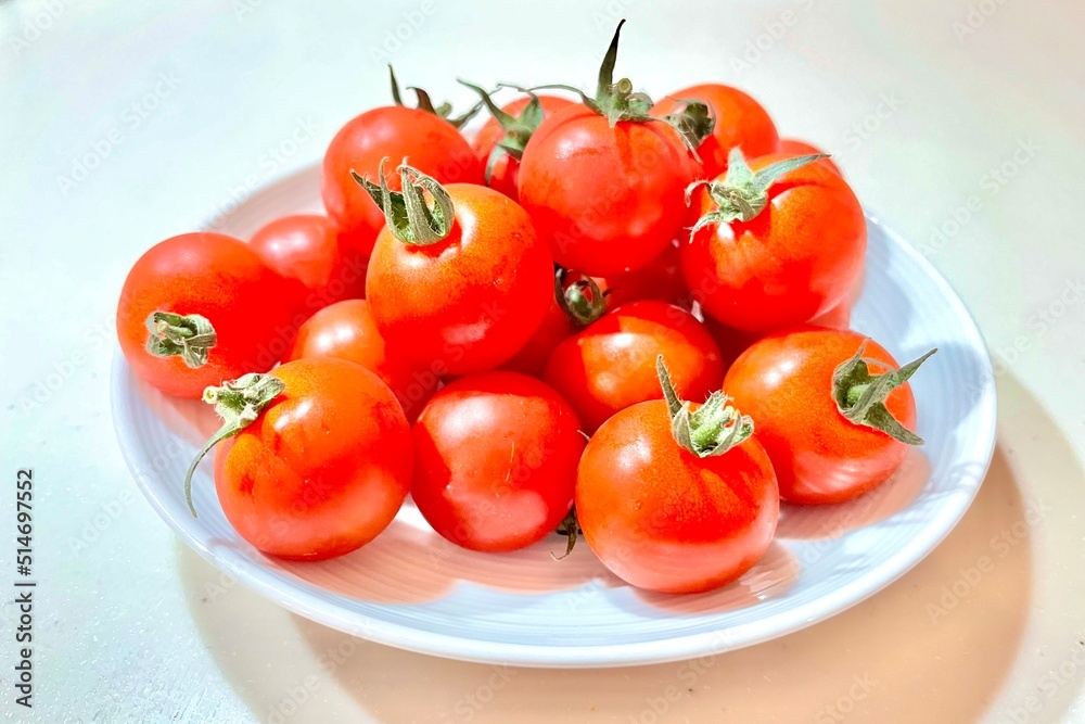 お皿に乗ったたくさんのプチトマト