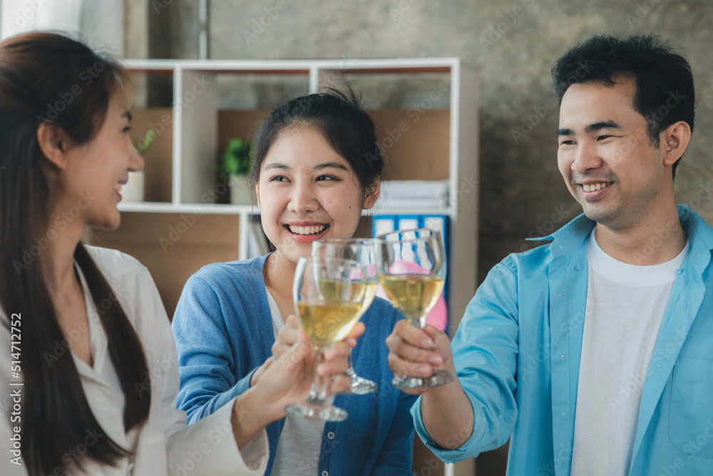 Group of young Asians clinking white wine glasses, startup company parties, New Year's parties, annual company parties, alcoholic beverages. Company employee party catering ideas, celebrations. Group of young Asians clinking white wine glasses, startup company parties, New Year's parties, annual company parties, alcoholic beverages. Company employee party catering ideas, celebrations.