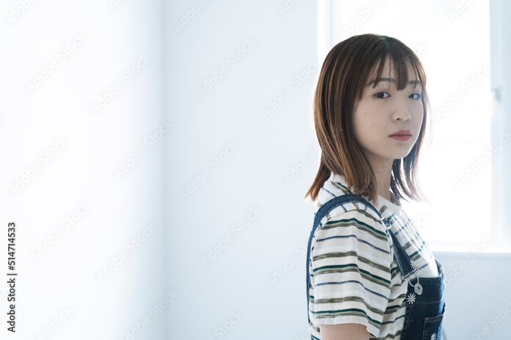 カジュアルファッションの若い女性