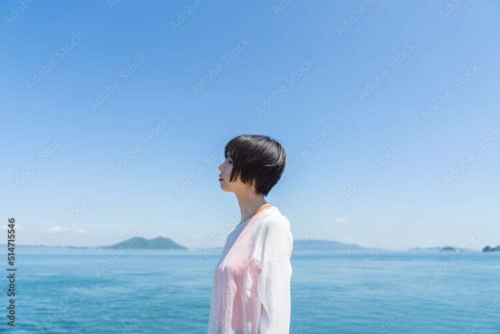 夏のリゾート地で休日を過ごす女性