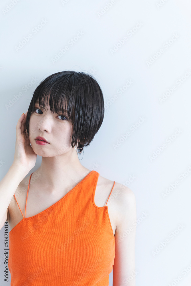 リゾートファッションのクールな女性 リゾートファッションのクールな女性