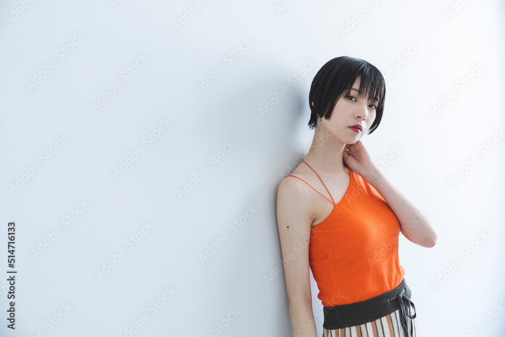 リゾートファッションのクールな女性 リゾートファッションのクールな女性