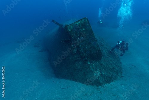 Sub che guarda il timone e l'elica del relitto della nave Krizia, affondata nei pressi dell'isola di Marettimo, Sicilia