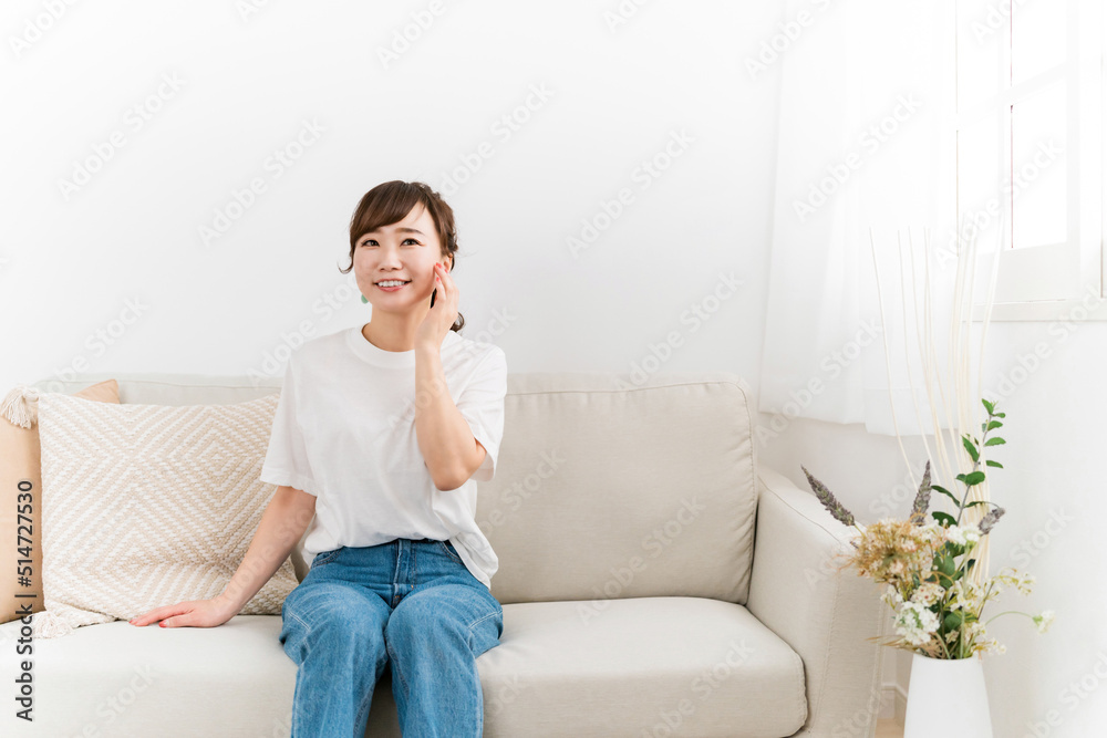 ソファで肌を触ってスキンケアする日本人女性(美容・ハリ・弾力)
ソファで肌を触ってスキンケアする日本人女性(美容・ハリ・弾力)