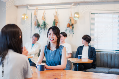 カフェで会話をする二人の女性