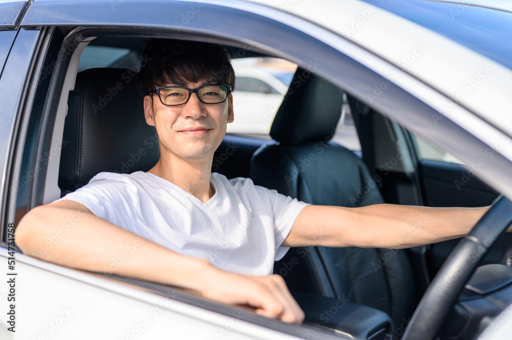 ハンドルを握る男性 車 レンタカー ハンドルを握る男性 車 レンタカー