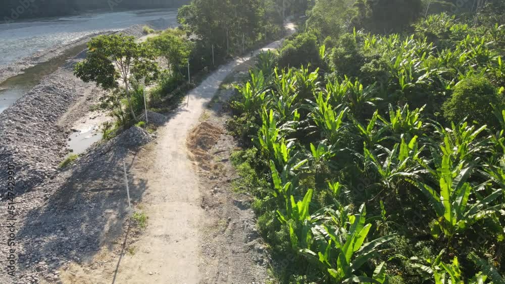 MANEJANDO BICICLETA EN LA UNIÓN DE DOS RÍOS MONZON Y HUALLAGA EN LA CIUDAD DE TINGO MARIA MANEJANDO BICICLETA EN LA UNIÓN DE DOS RÍOS MONZON Y HUALLAGA EN LA CIUDAD DE TINGO MARIA