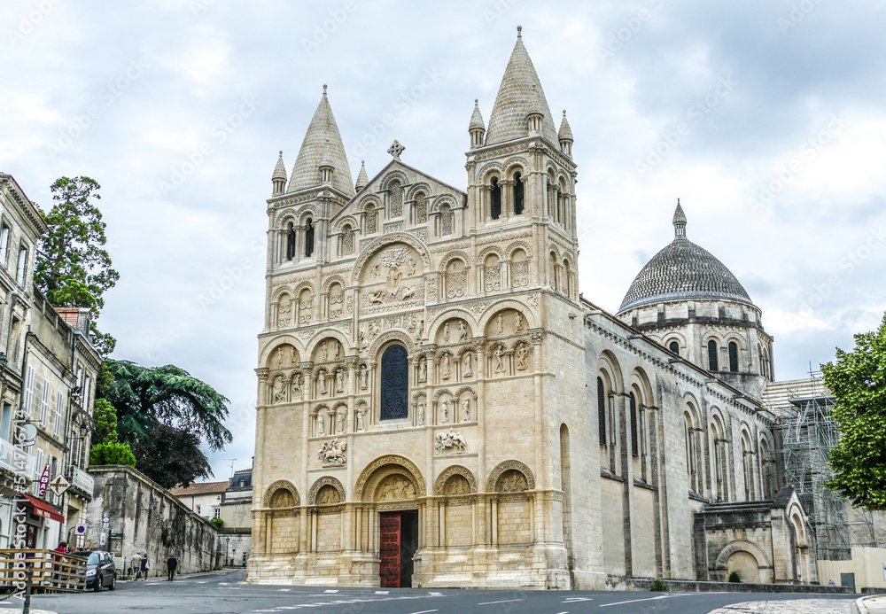 Kathedrale St. Pierre Angoulême renoviert Fassade Sakralbau Frankreich Nouvelle-Aquitaine Charente Monument historique Kulturdenkmal 