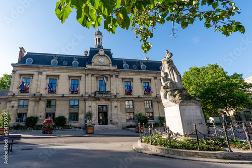 Vue extérieure de l'hôtel de ville de Saint-Ouen-sur-Seine, France, commune de la banlieue nord de Paris, située dans le département de Seine-Saint-Denis	 photo