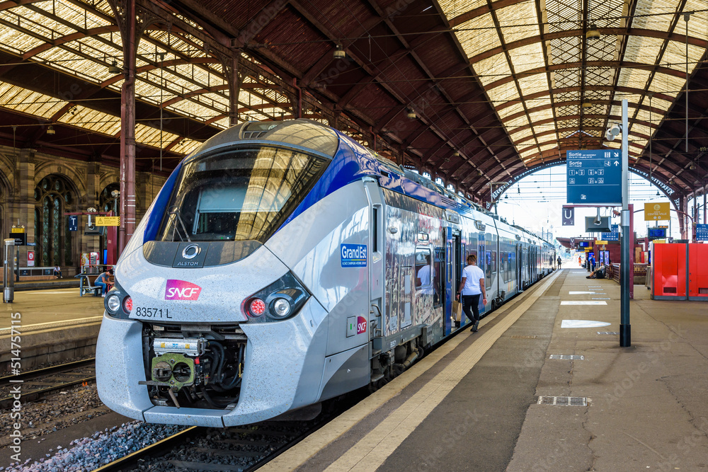 Strasbourg, France - September 16, 2019: A Regiolis TER regional train from  french company SNCF is stationing at the platform in the SNCF train station  waiting for passengers to get on. foto