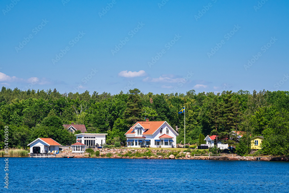 Ostseeküste mit Bäumen und Häusern nahe der Insel Uvö in Schweden