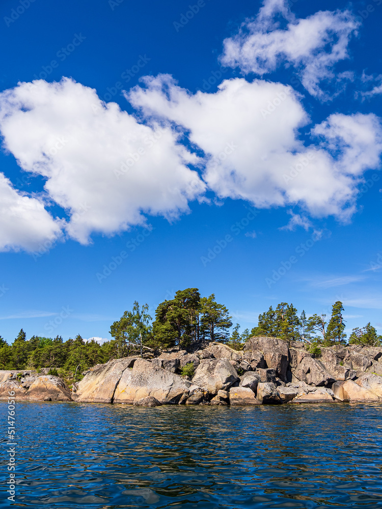 Ostseeküste mit Felsen und Bäumen im Schärengarten vor Västervik in Schweden