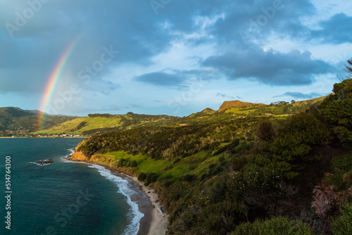ニュージーランド　ノースランド地方のオマペレの虹のかかったマーティンズ・ビーチ photo