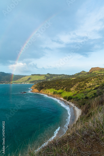 ニュージーランド ノースランド地方のオマペレの虹のかかったマーティンズ・ビーチ