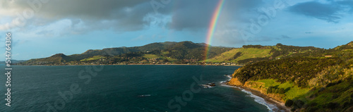 ニュージーランド　ノースランド地方のオマペレの虹のかかったマーティンズ・ビーチ photo