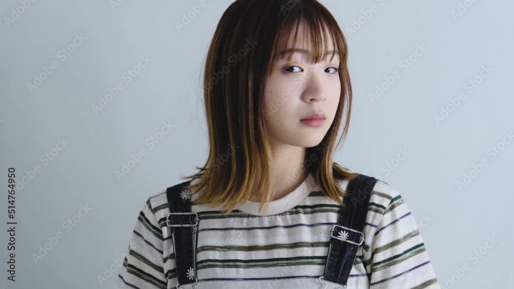 オーバーオールを着た女性 オーバーオールを着た女性