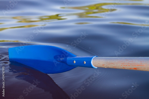 Fototapeta Naklejka Na Ścianę i Meble -  The blue paddle from the boat was rowing the water