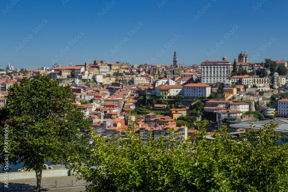 Fototapeta premium Cidade do Porto em Portugal num dia de verão