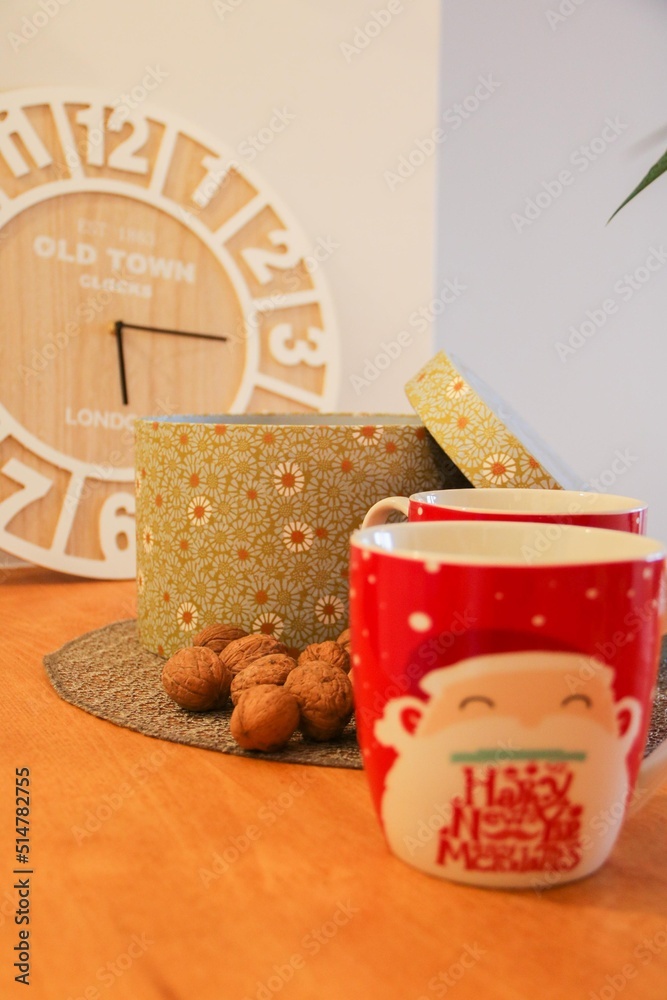 dekoracje, mieszkanie, zasłony, stolik kawowy, wzór, roślina, doniczka, koc, ręcznik, ozdoba, lampa, kwiaty, zegar, słoik, piwonia, sztuczny kwiat, home staging, sofa, kanapa, salon, kubek, zielony, r