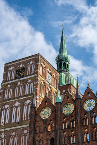 Detailansicht der Nikolaikirche und der Rathausfassade in der Altstadt von Stralsund