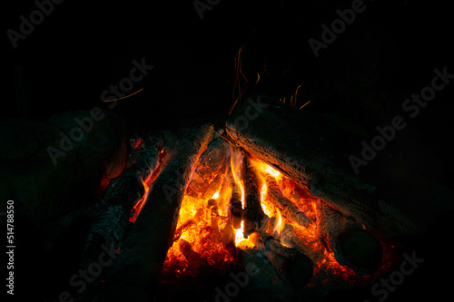 Un fuoco all'aperto di notte. photo