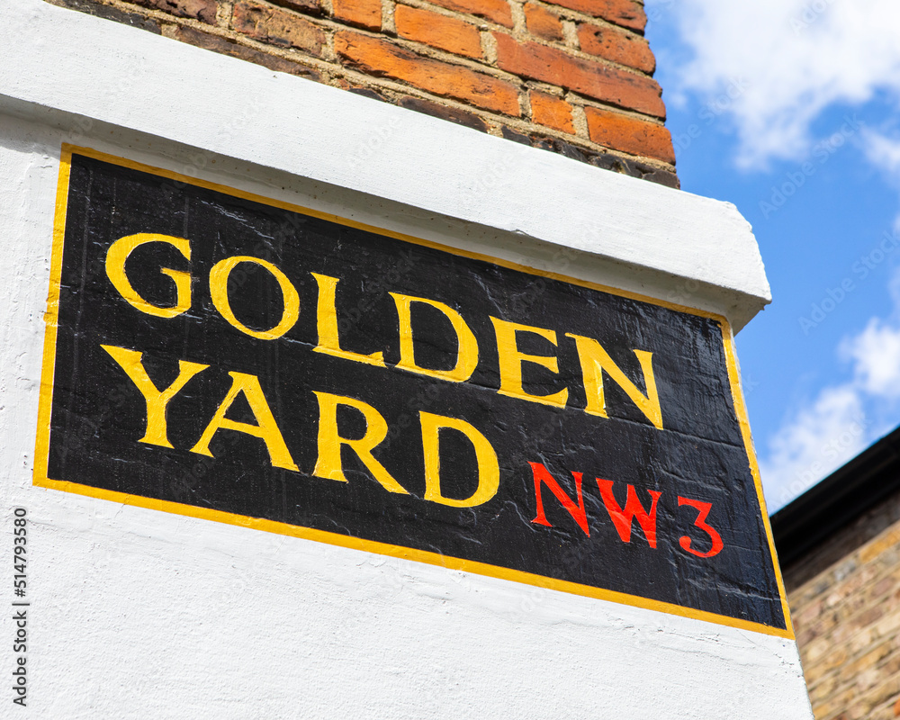 Obraz premium Golden Yard Street Sign in Hampstead, London