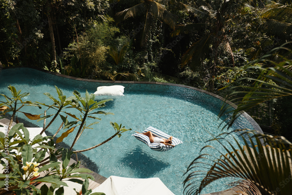 Φωτογραφία Happy pregnant woman in a luxury five star spa resort in the pool on an inflatab