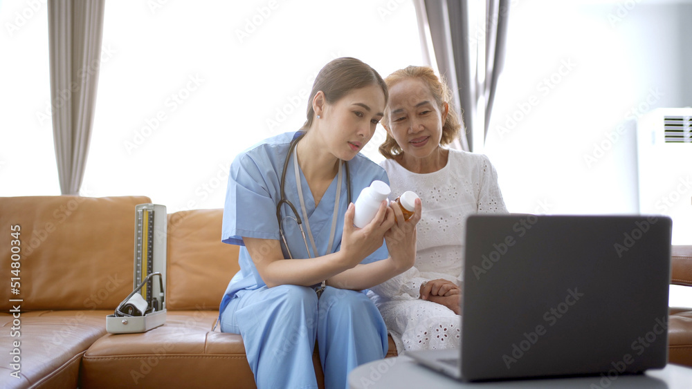Obraz premium Asian doctor giving an advice and explaining to elder female patient.