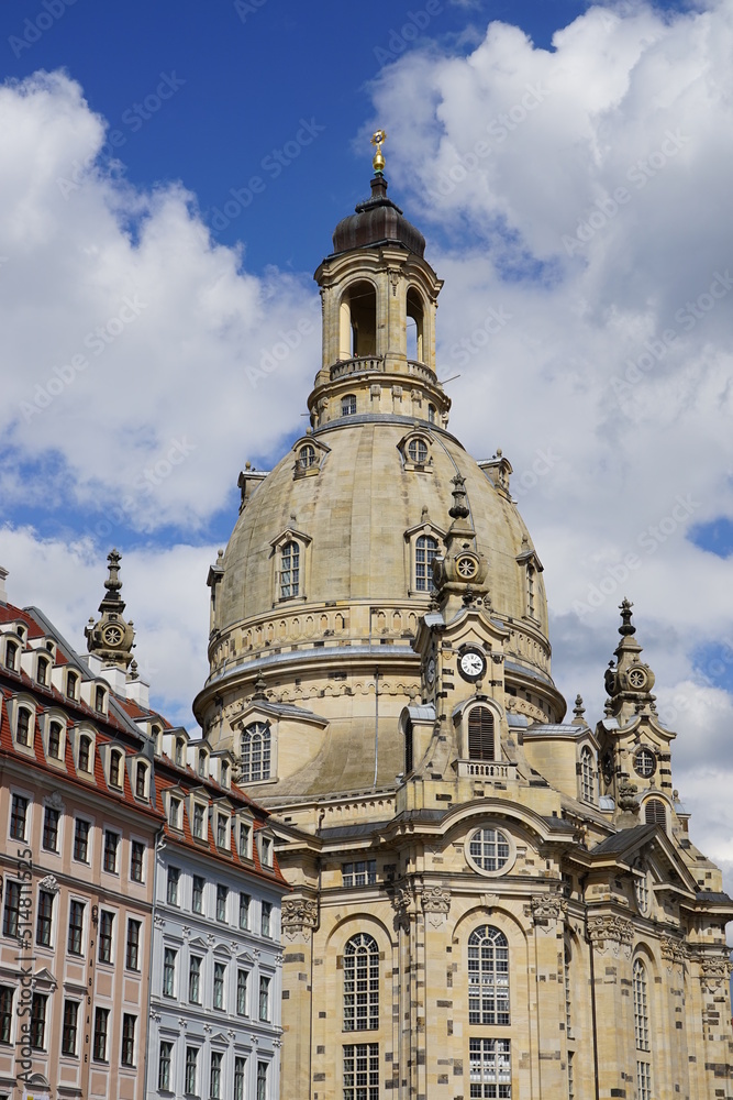 Blick zur wieder aufgebauten Frauenkirche in Dresden