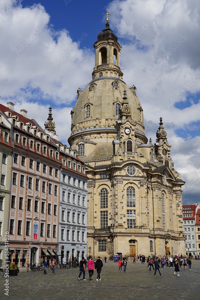 Blick zur wieder aufgebauten Frauenkirche in Dresden Blick zur wieder aufgebauten Frauenkirche in Dresden