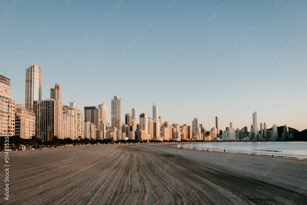 Imagem aérea de Balneário Camboriú no amanhecer