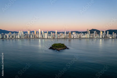 Imagem aérea de Balneário Camboriú no amanhecer