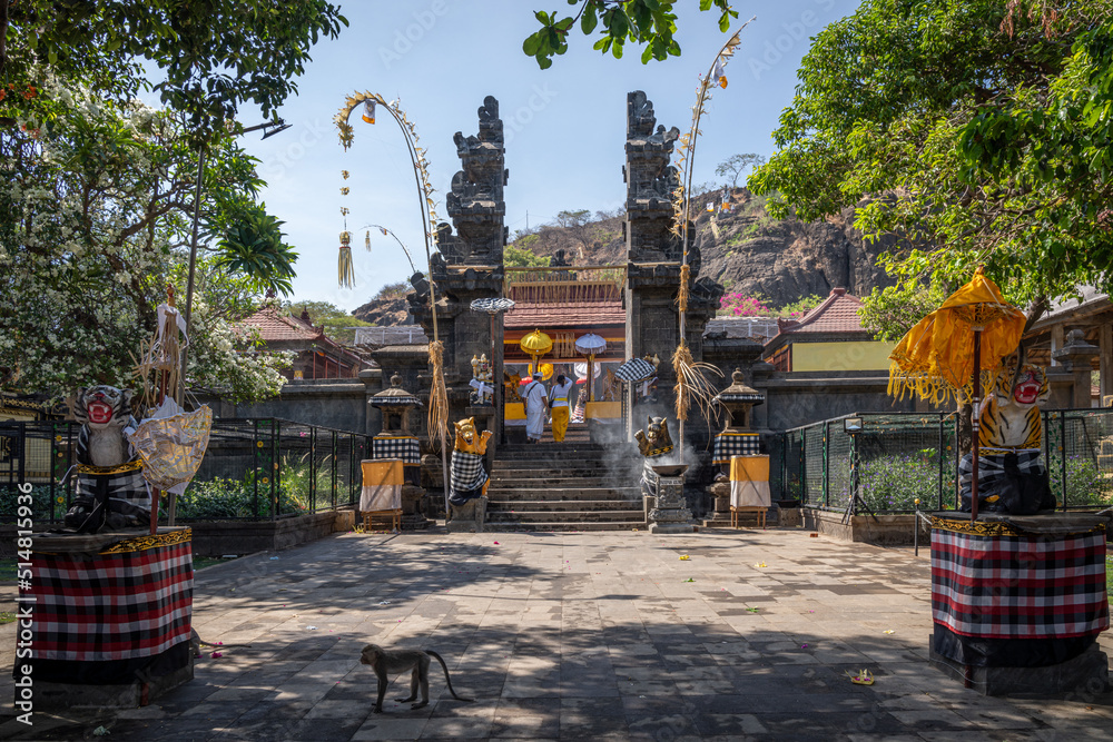 Obraz premium entrance of balinese temple