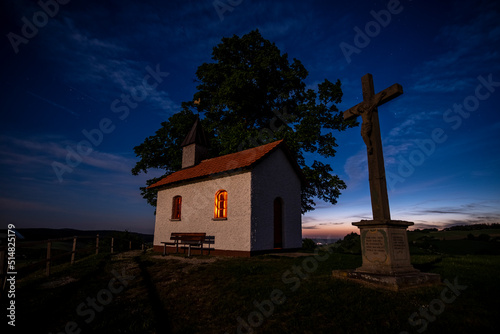 Kleine Kapelle unterm Nachthimmel