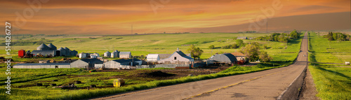 Tableau sur toile A farm along a highway in the prarie land in Easter North Dakota