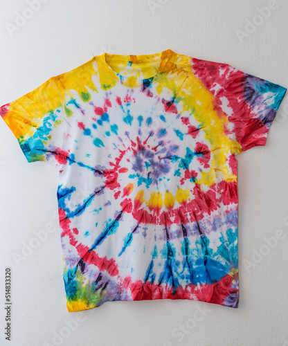 Obraz na płótnie Batik - bunt eingefärbtes T-Shirt