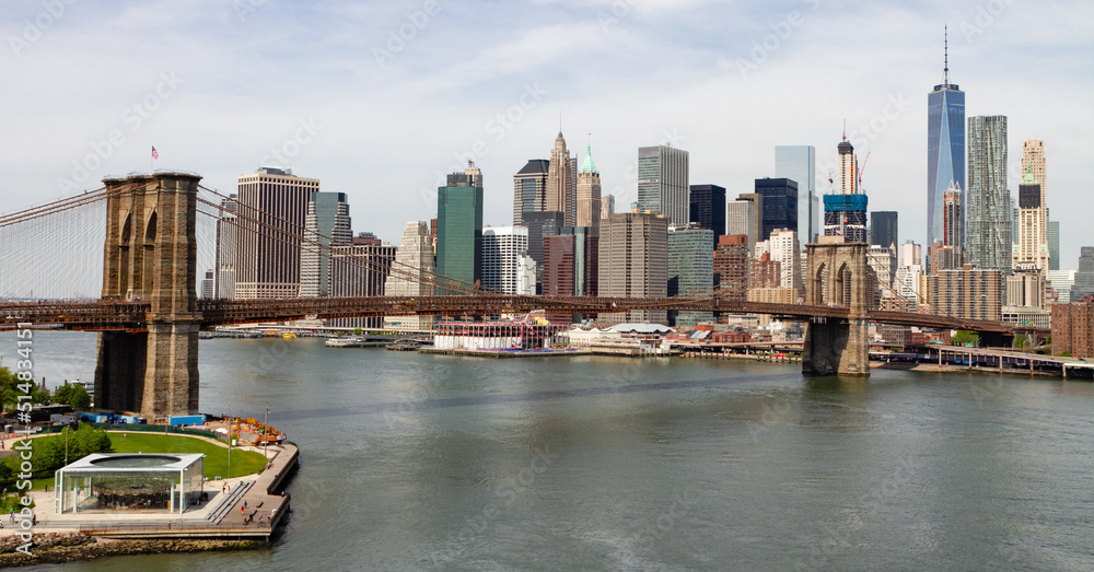 Fototapeta premium View of the Brooklyn Bridge with lower Manhattan in the distance