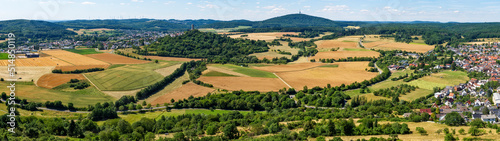 Übersicht über die mittelhessische Gemeinde Krofdorf-Gleiberg in einer Panoramaaufnahme bei sonnigem Sommerwetter mit Horizont, wolkenlosem Himmel, der Ruine der Burg Vetzberg mit ihrem Bergfried und 