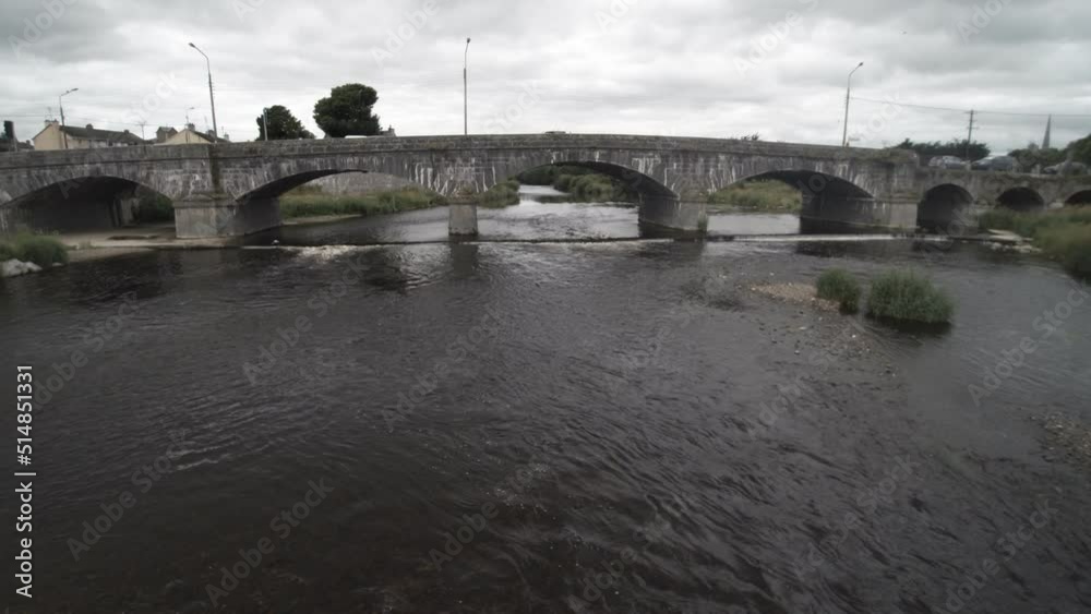 Drohne fliegt über einen Fluss - Brücke Drohne fliegt über einen Fluss - Brücke