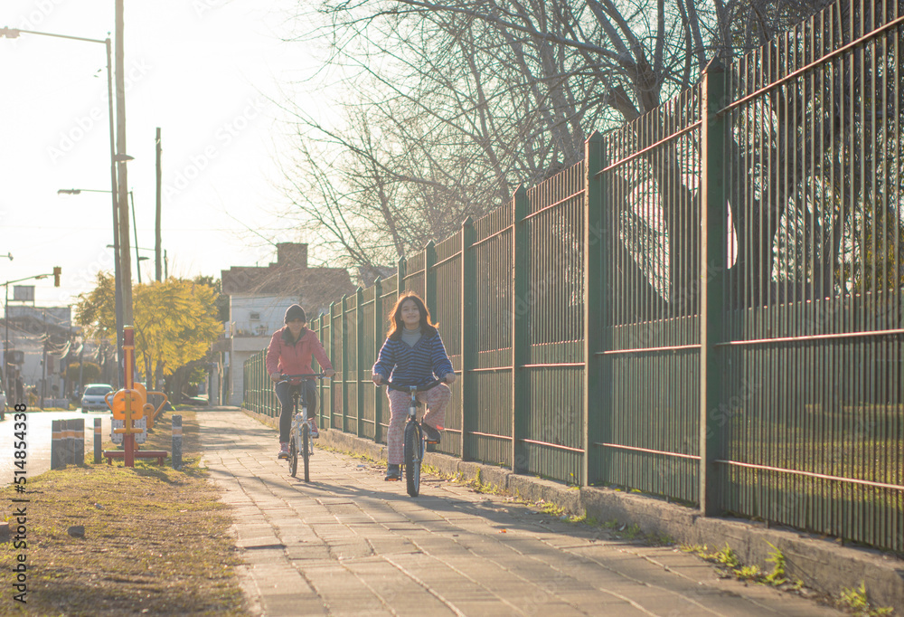niñas andando en bicicleta en el barrio
