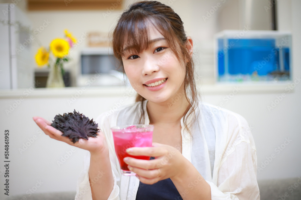 紫蘇ジュースを持つ女性 紫蘇ジュースを持つ女性