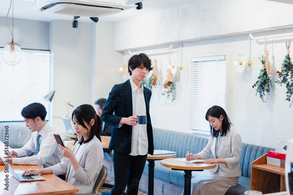 シェアオフィスでコーヒーを飲むビジネスマン