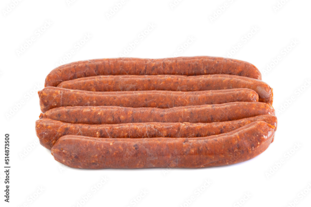 gros plan de saucisses et merguez crues isolés sur un fond blanc gros plan de saucisses et merguez crues isolés sur un fond blanc