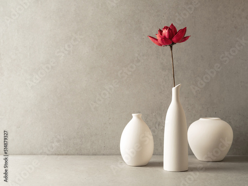 Fotografía vase with flowers on the table
