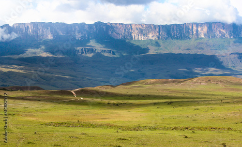 Monte Roraima, visto da trilha usada pelos mochileiros para acessar a montanha photo