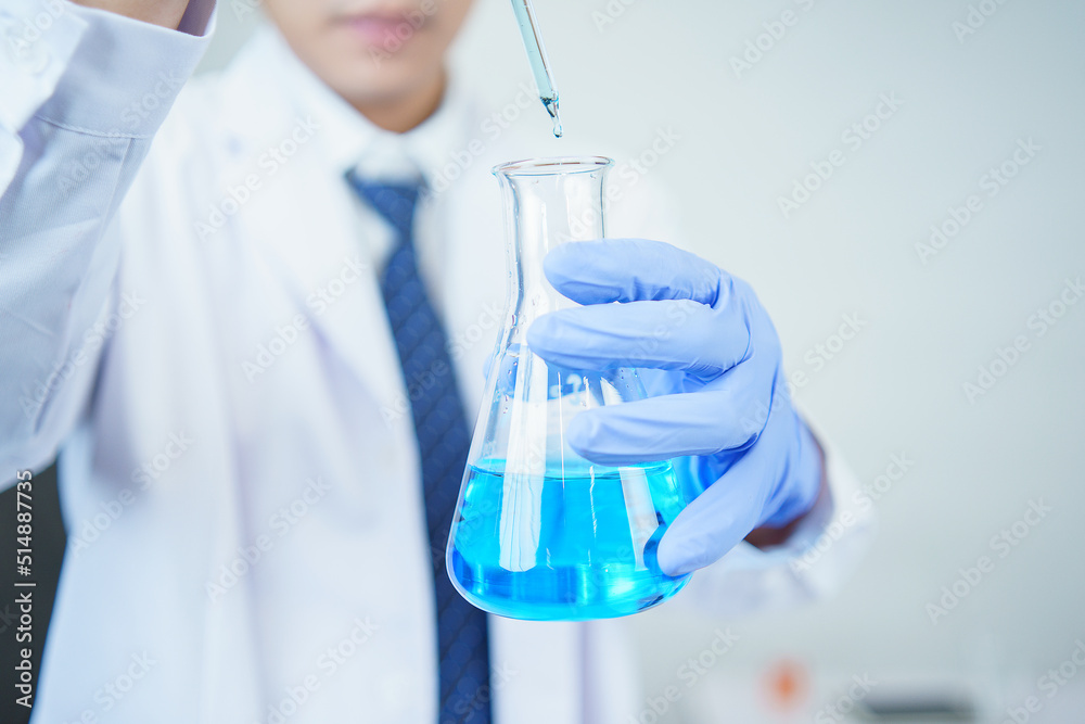 Fototapeta premium Asian scientists are seriously studying the chemical composition in the laboratory. Specializing in Young Biotechnology Use advanced microscope equipment.