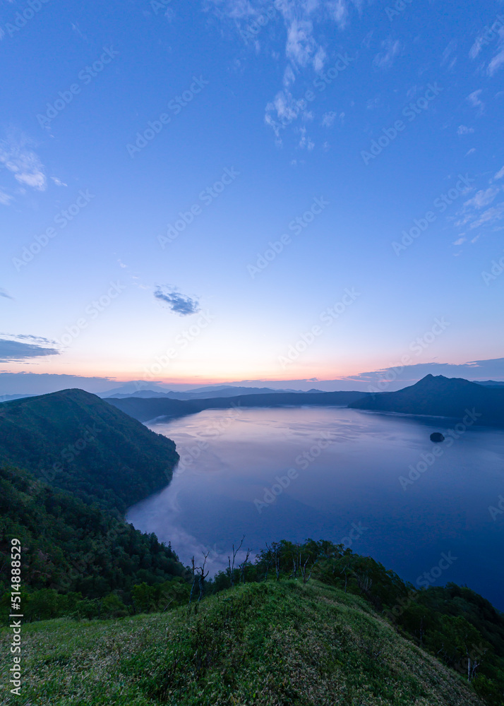 山間の湖の夜明け。日本の北海道の摩周湖で。